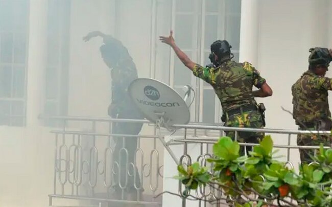 Şri Lankada silahlı şəxs kilsəyə tərəf atəş açıb