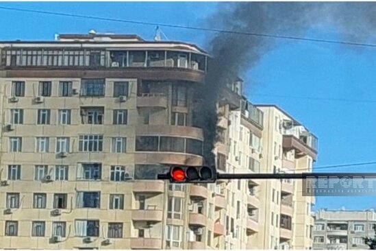 Bakıda 16 mərtəbəli yaşayış binasında yanğın olub - VİDEO