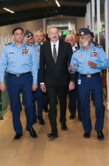 İlham Əliyev İslamabadda hərbi sərgi ilə tanış olub