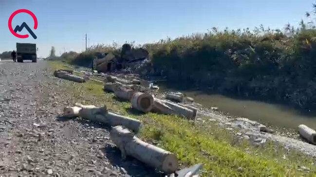 Odunla dolu yük maşını aşdı - Xəsarət alanlar var