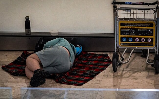 Təxminən 500 evsiz Madridin əsas hava limanını zəbt edib