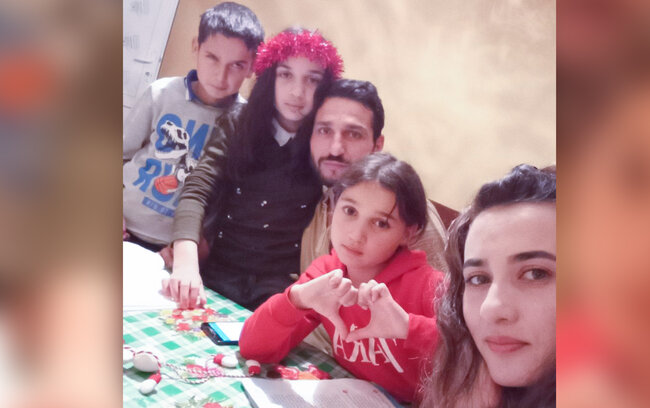 Üç uşaq anası 31 yaşında attestat aldı - Qızı ilə sinif yoldaşı olub