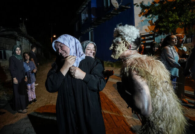 "Halloween" deyil, türk ADƏTİDİR: Kəsilən qurbanların qalıqları ilə KOSTYUM TİKİRLƏR - FOTO+VİDEO