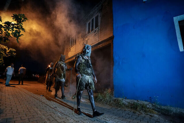 "Halloween" deyil, türk ADƏTİDİR: Kəsilən qurbanların qalıqları ilə KOSTYUM TİKİRLƏR - FOTO+VİDEO