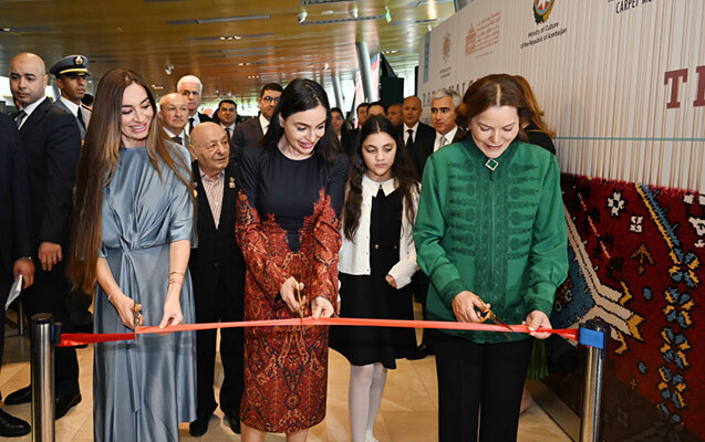 Prezidentin qızları Şahzadə ilə sərgidə - Fotolar