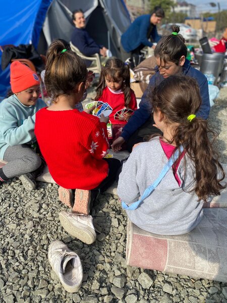 Zəlzələdə evsiz qalan ailələr üçün çadır şəhərciyi quruldu - Fotolar