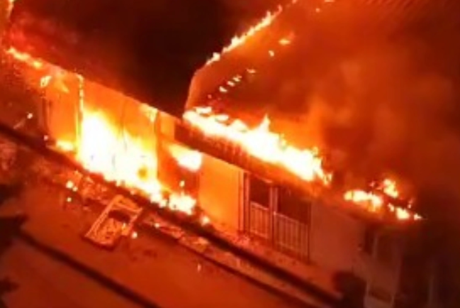 Bakıda güclü yanğın başladı: Bir-birinə bitişik obyektlər külə döndülər