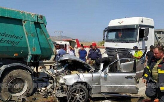 Siyəzəndə minik avtomobili yük maşınıyla toqquşub, ölən və xəsarət alanlar var