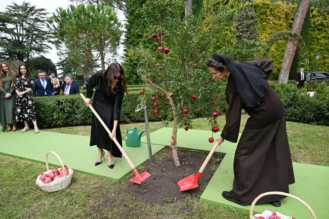 Mehriban Əliyeva qızları və gəlini ilə Vatikan bağlarında - Fotolar