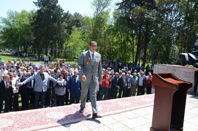 SSRİ bayrağı qaldıran, "Georgi lenti" taxan Saleh Səmədov "Azərişıq"ASC-nin vəzifəli şəxsidir? – İLGİNC İDDİA