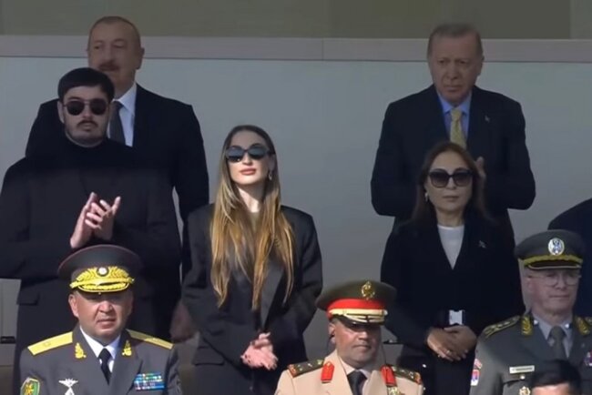 Prezidentin oğlu ilə gəlini hərbi paradda - Foto