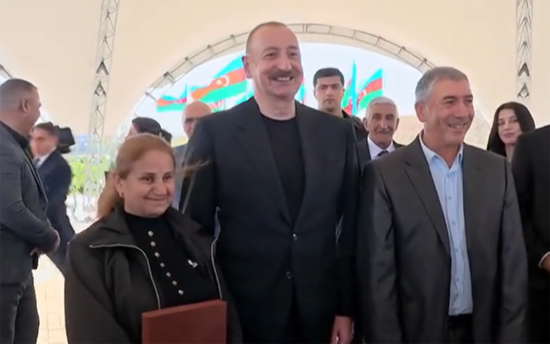 "Cənab Prezident, oğlum əsgərdir, tapşırdı ki, şəkil çəkdirək" - Video