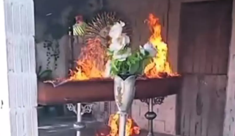 Dəfn zamanı ölən adamın cəsədi düşmənləri tərəfindən yandırıldı