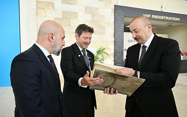 Prezidentə o kitab hədiyyə edildi - Foto