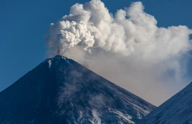 Avrasiyanın ən hündür vulkanı kül püskürüb