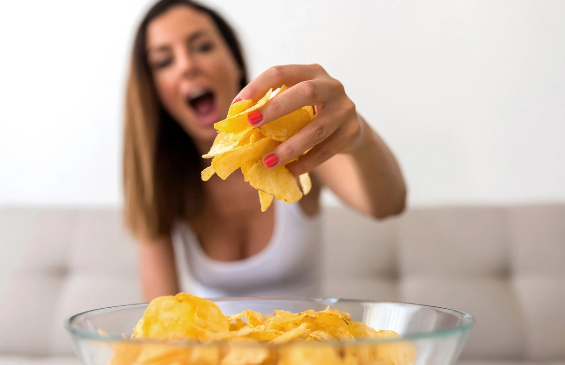 Niyə bir neçə çips ilə kifayətlənə bilmirik və daha çox yemək istəyirik? - Maraqlı səbəb açıqlandı