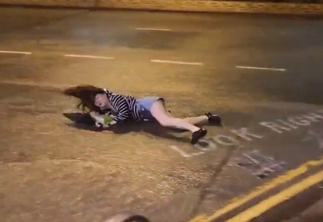 Şiddətli külək qadını belə sürüklədi