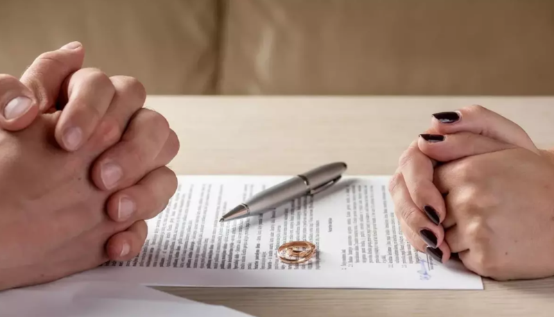 Məhkəmə arvadına "qaraçı" deyən kişiyə 15 min təzminat cəzası verdi