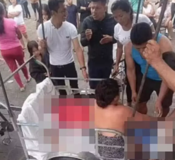 Qəzəbli kütlə cinayət şübhəlisi turisti polis idarəsindən qaçırıb diri-diri yandırdı