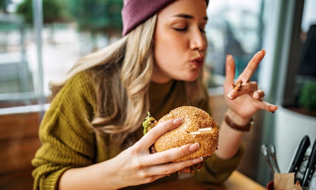 Çips, burger, qazlı içki arıqlamağa maneə deyil, sadəcə bir şərt var - Mütəxəssisdən tövsiyə