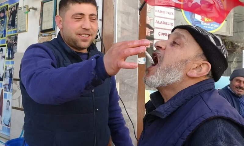 Günlər sonra piştaxtada gördü, çiy-çiy ağzına atdı - VİDEO