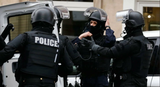 15 polis türk kişini arvadının göz önündə döydü - VİDEO