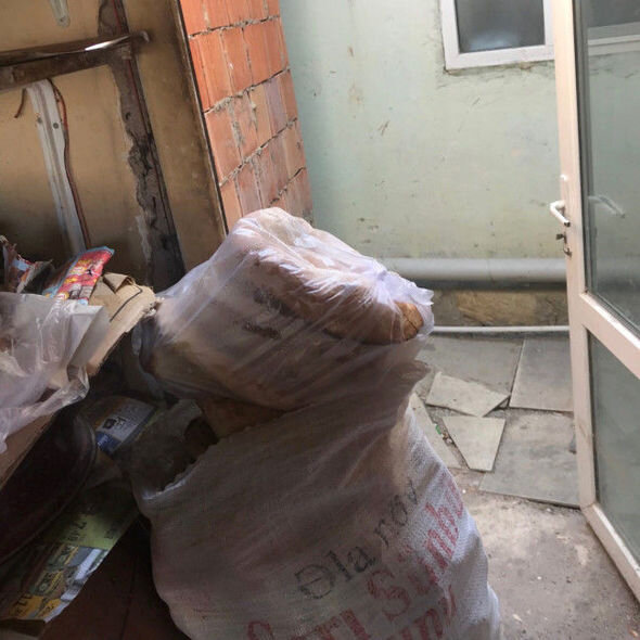 Bakıda unitazın yanında çörək bişirirlər - FOTO