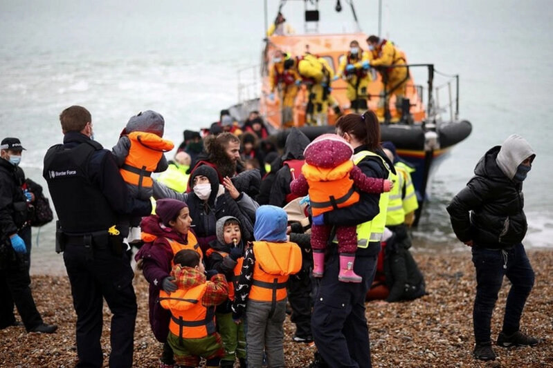 KİV: Britaniya qanunsuz miqrantları keçmiş hərbi bazalarda yerləşdirmək istəyir