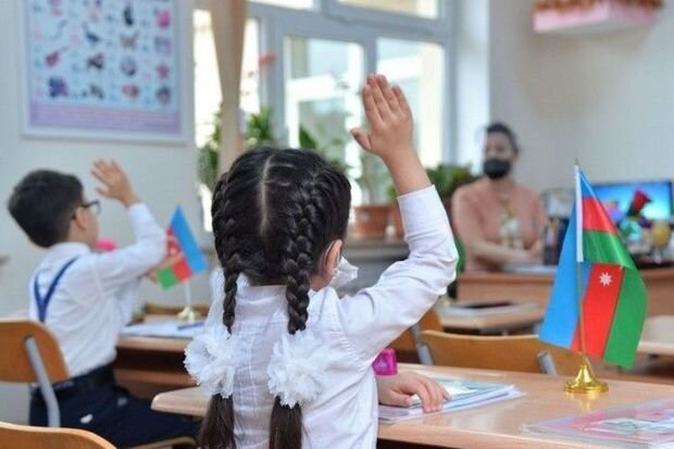 Nazir şikayət etdi: Müəllim çoxluğunun səbəbi nədir?