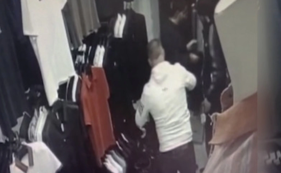 Mağazadan geyim aldı, ödənişi etməyib satıcını hədələdi