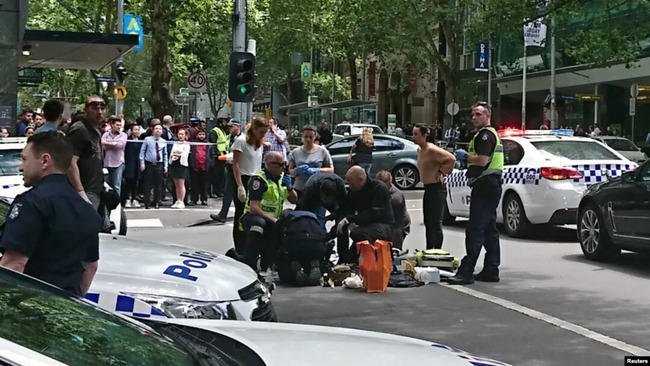 Melburnda sürücü avtomobili izdihamın üzərinə sürüb, ölən və yaralanan var