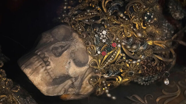 Bavariyada 300 illik sirr: Qiymətli daşlarla bəzədilmiş skeletlər
