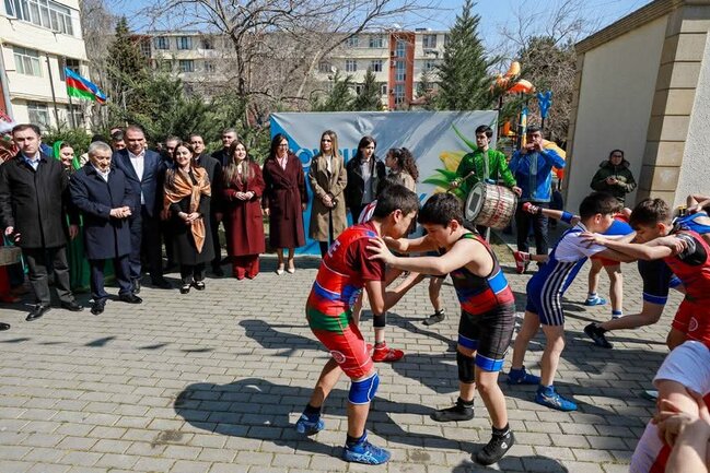 Paytaxtın abad məhəllələrindəki Novruz şənlikləri davam edir