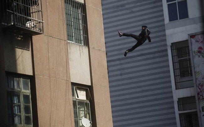 DƏHŞƏTLİ HADİSƏ! 2 yeniyetmə 16-cı mərtəbədən yıxılaraq ölüb