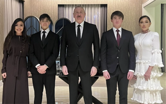 Prezident ailə üzvləri ilə Antalyada - Fotolar