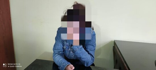 Qaxda elektron qolbaq daşıyan şəxs yetkinlik yaşına çatmayan qızla oğurluq edib - FOTO