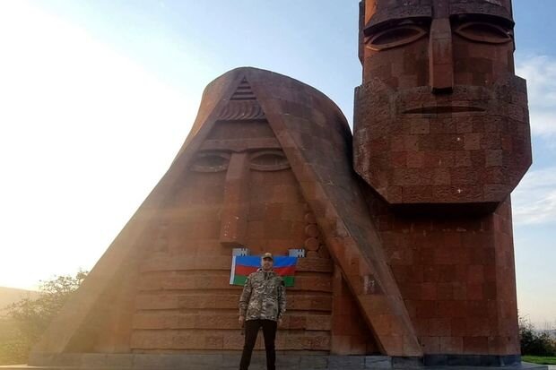 Azərbaycan əsgərinin şəhid olduğu formada ərgən kimi "like" ardınca qaçan məmur