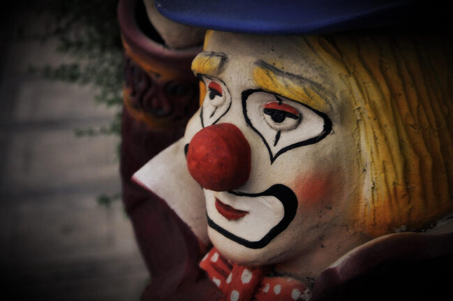 Aviasiya Akademiyasını bitirib KLOUN işləyən şəxs: "Deyirlər, özünə kişi işi tap" - VİDEO