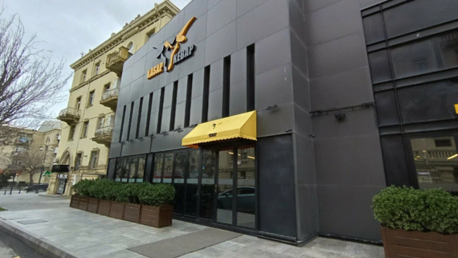 "Kasap Kabab"ın salatın içindən şüşə çıxdı – Müştəri yaralandı