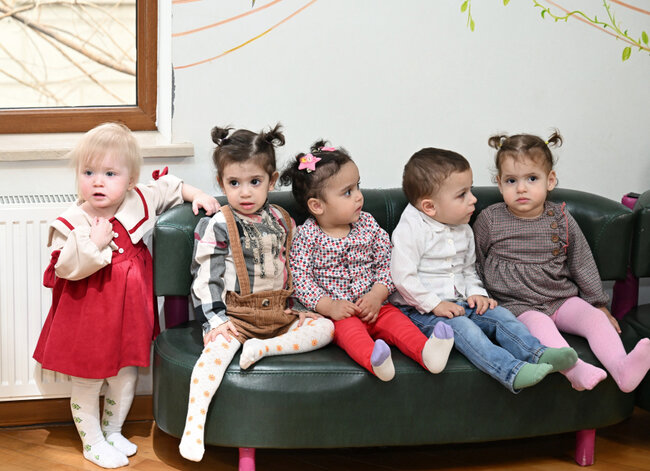 Mehriban Əliyeva qızı ilə körpələr evində - Fotolar