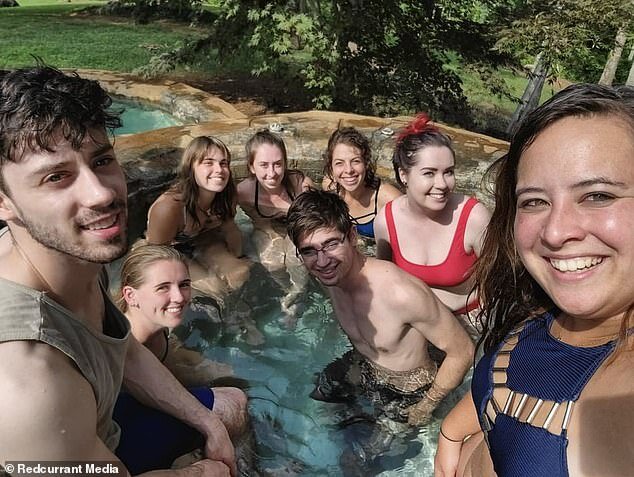 Qız 20 ildən sonra 77 bacı və qardaşını TAPDI