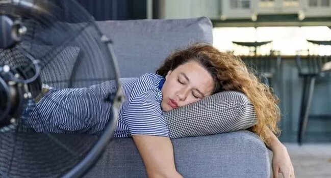 "Ventilyator" və ya kondisioner qarşısında yatmaq insanı xəstələndirirmi?