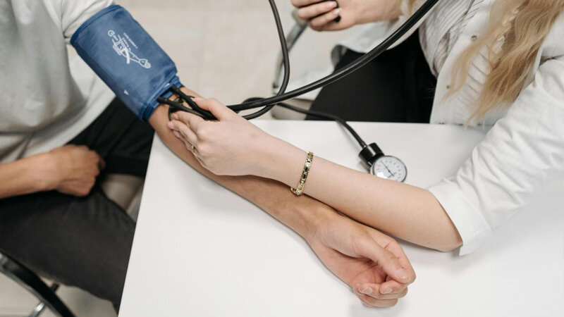 Yüksək təzyiq zamanı nə yemək olmaz? - Ən zərərli 8 məhsul