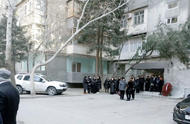 Həkim səhlənkarlığının qurbanı olan tanınmış şəxs son mənzilə yola salındı.. - FOTO/VİDEO