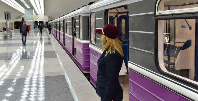 Metroda problem yarandı - Sərnişinlər qatardan düşürüldü