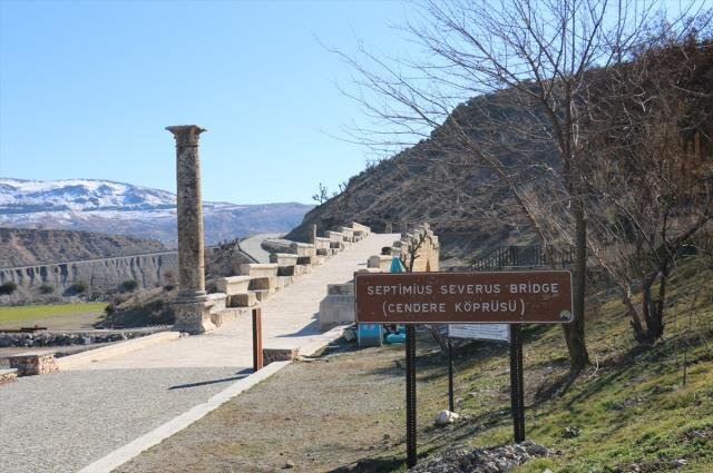 Eramızın əvvəlində sementsiz tikilən bu körpü zəlzələyə DÖZDÜ - FOTO-VİDEO