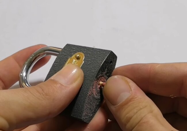 Kibritlə 10 saniyəyə qıfılı BELƏ açmaq olar - FOTO-VİDEO