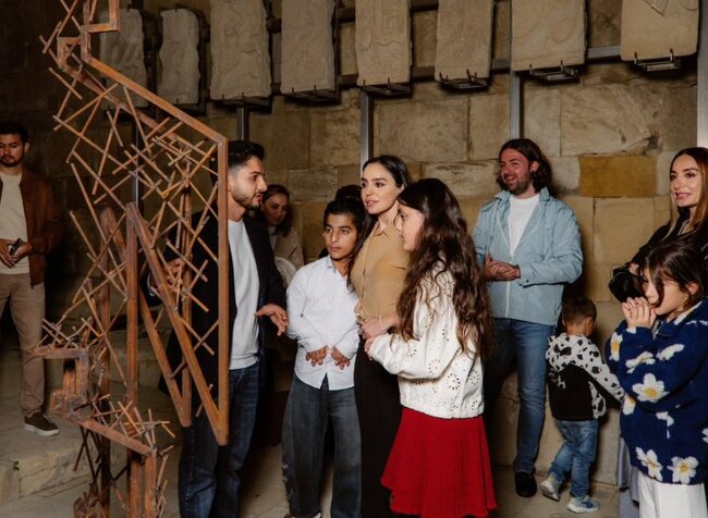 Leyla və Arzu Əliyevalar qızları ilə sərgidə... - Fotolar