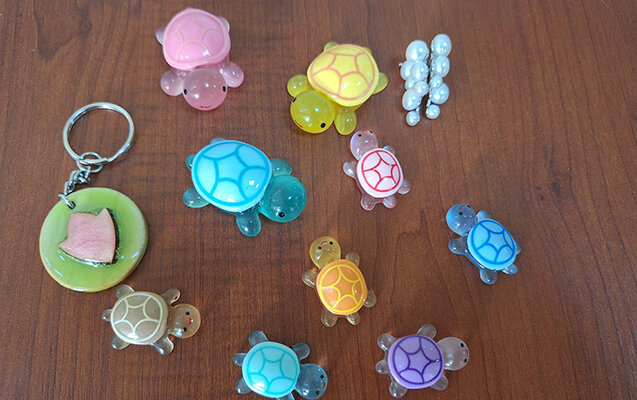 İmtahana cibində oyuncaqlarla gəldi