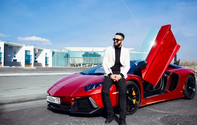 Məşhur azərbaycanəsilli bloqerin bank hesabları bloklandı